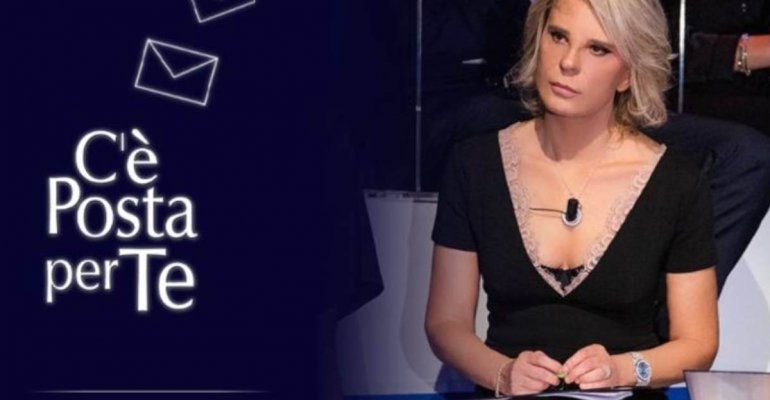 C’è Posta per Te, quanto costa l’outfit di Maria De Filippi in puntata? Tubino e décolleté non sono per chiunque