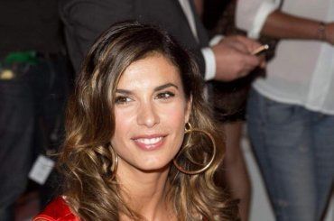 Elisabetta Canalis in guepiere, bianco o nero? I fan si dividono, è questa la scelta vincente