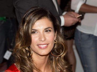 Elisabetta Canalis in guepiere, bianco o nero? I fan si dividono, è questa la scelta vincente