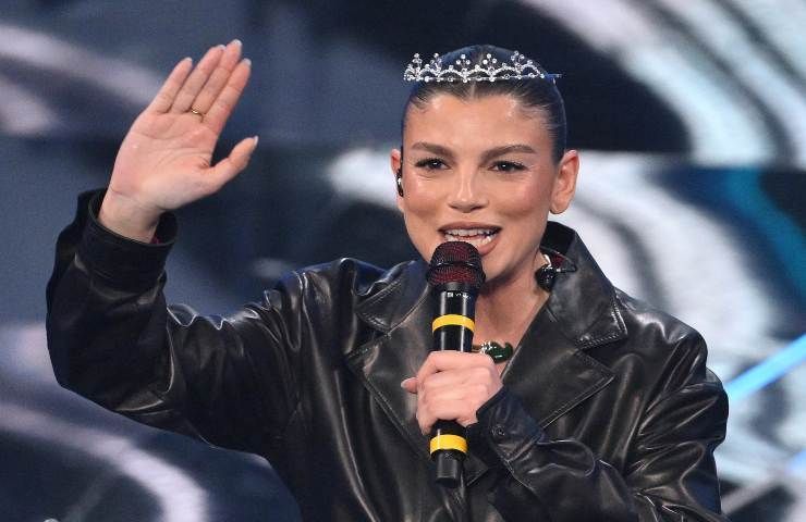 Emma Marrone con una corona in testa a Sanremo 2024.