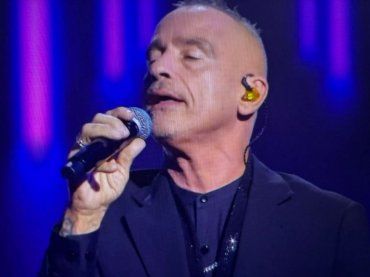 Ovazione a Sanremo per Eros Ramazzotti, ma lui fulmina Amadeus: “Fai ballare il ballo del qua qua anche a me?”