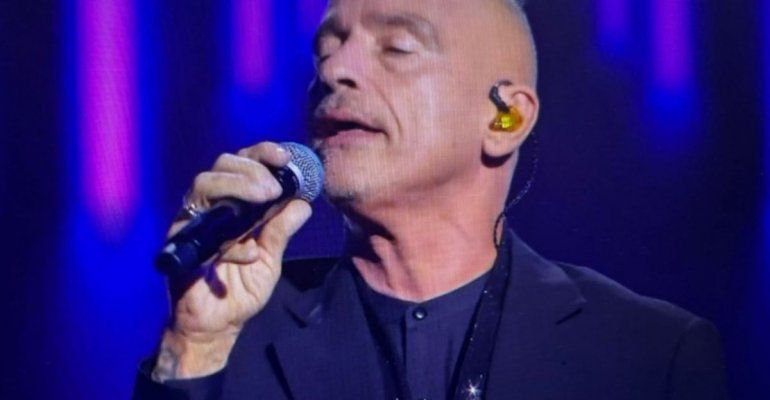 Ovazione a Sanremo per Eros Ramazzotti, ma lui fulmina Amadeus: “Fai ballare il ballo del qua qua anche a me?”