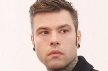 Fedez chiede un confronto alla Lucarelli, lei ‘risponde’ con una vecchia conoscenza del rapper