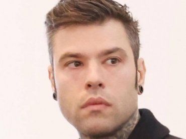 Fedez chiede un confronto alla Lucarelli, lei ‘risponde’ con una vecchia conoscenza del rapper