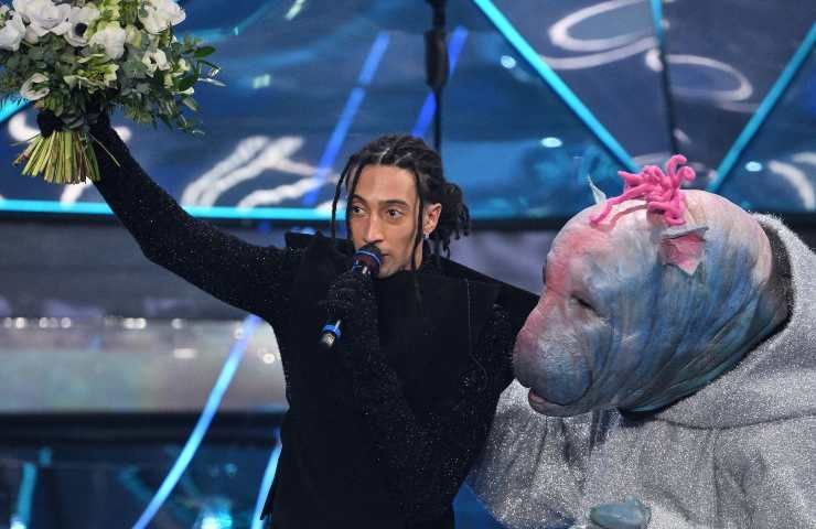 Ghali durante l'ultima serata del Festival di Sanremo 2024.