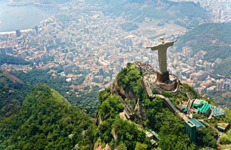 Lagonegro statua Cristo Redentore Angelina Mango