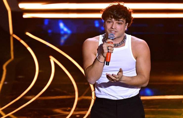 Leo Gassmann si esibisce in canottiera a Sanremo 2023.