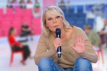 “Ti devi rassegnare“ a Uomini e Donne interviene Maria De Filippi e sono dolori