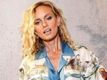 Intramontabile Justine Mattera, per lei gli anni non passano mai. Sul set è uno schianto