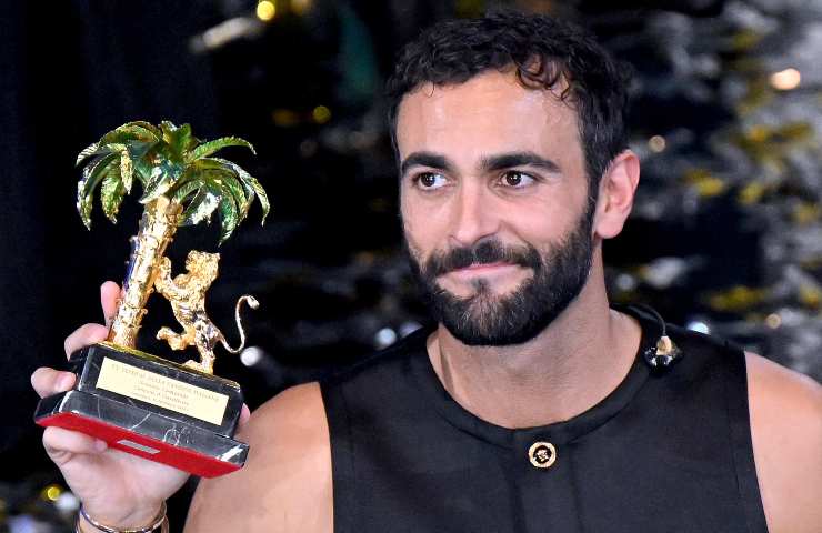 Mengoni con il premio di Sanremo