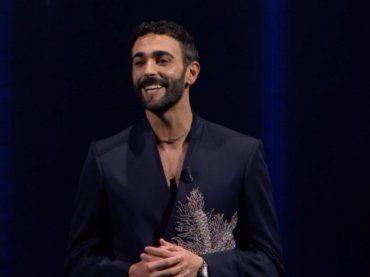 Sanremo 2024, Marco Mengoni inaugura la 74esima edizione: uno dei momenti più attesi