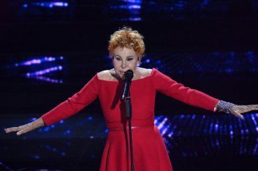 Califano, avete riconosciuto l’attrice che interpreta Ornella Vanoni? Trasformazione straordinaria