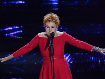 Califano, avete riconosciuto l’attrice che interpreta Ornella Vanoni? Trasformazione straordinaria