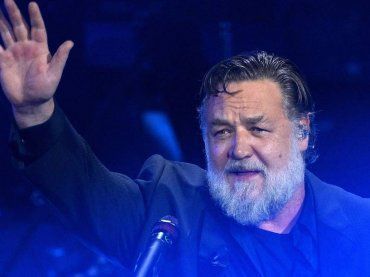 Russell Crowe all’Ariston, il VIDEO diventa virale, il gesto sospetto si è notato solo ora