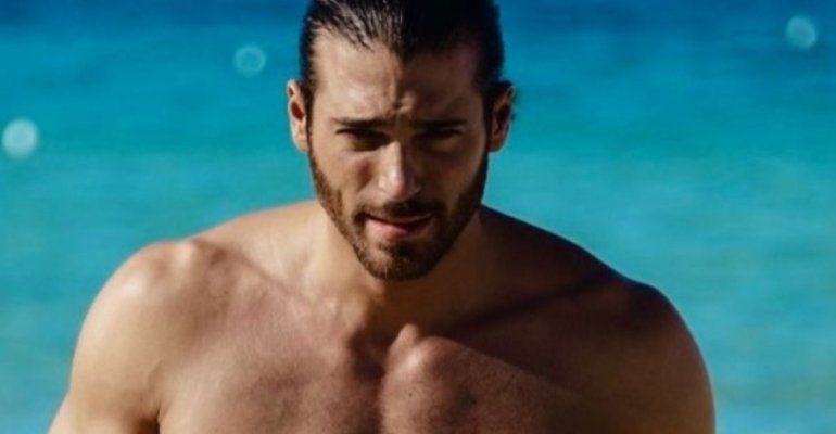 ‘”Ma è davvero lui?”, Can Yaman e la trasformazione non da poco, alcune fan non l’hanno riconosciuto – FOTO