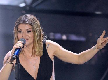 “Ti ho sognato tante volte .. “ Alessandra amoroso, minigonna in pelle, qualcosa di divino FOTO