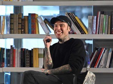 Fedez alla ricerca del letto perfetto per Leone e Vittoria, il commento ironico del rapper mentre arreda la casa nuova