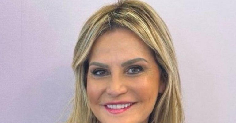 Simona Ventura fa discutere : il suo look a 360 gradi non convince tutti. I commenti