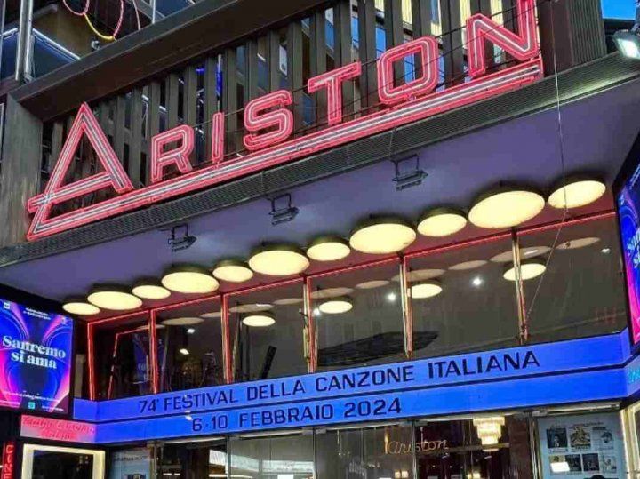 Sanremo 2025, il famoso conduttore valuta l’ipotesi più incredibile