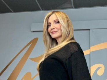 Lorella Cuccarini come Madonna: pioggia di complimenti per la coach di Amici – FOTO