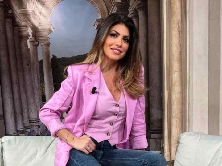 Flora Canto si gode la “vacanza” e incuriosisce i fan: “Chissà cosa vendono?” – FOTO