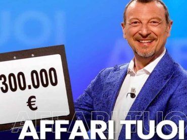 Il gesto inaspettato di Amadeus di fronte a papà Luciano, mattatore con baffi da record ad Affari tuoi