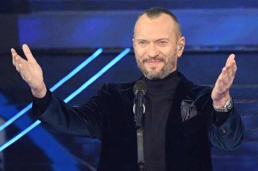 Biagio Antonacci si ferma a cantare per strada con lei: la tenera reazione | VIDEO