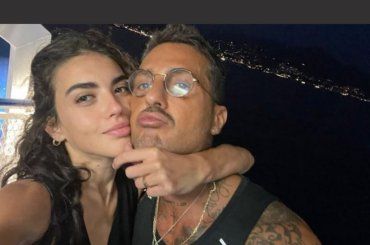 Fabrizio Corona papà (bis) a 50 anni: chi è la fidanzata Sara Barbieri