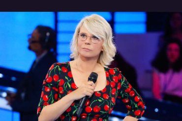 Amici: quanto costa il vestito indossato da Maria De Filippi alla finale?