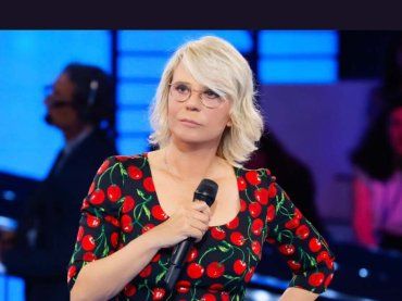 Amici: quanto costa il vestito indossato da Maria De Filippi alla finale?