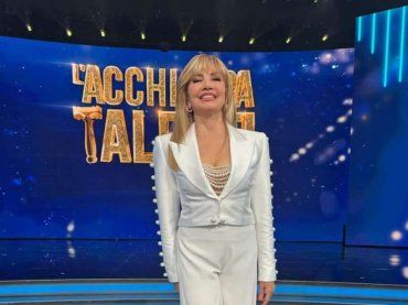 «Devi venire, mi hai rimbalzato per troppi anni», Milly Carlucci alle prese con il cast di Ballando con le stelle