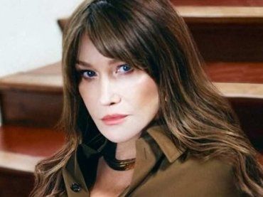 Carla Bruni si confessa, tra dipendenze e tradimenti: “14 anni in analisi”