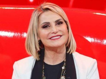 Simona Ventura una visione in rosso, ma i fan pensano a altro: “Ridategliela!” – FOTO