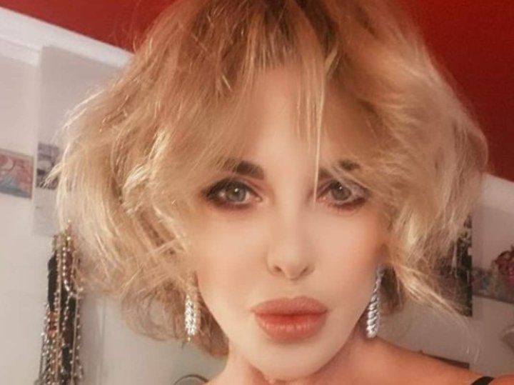 Matrimonio Ventura, Alba Parietti sfoggia un look da femme fatale al party – FOTO