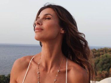 Elisabetta Canalis, primo bikini estivo per l’ex velina, che manda ai matti il web – FOTO