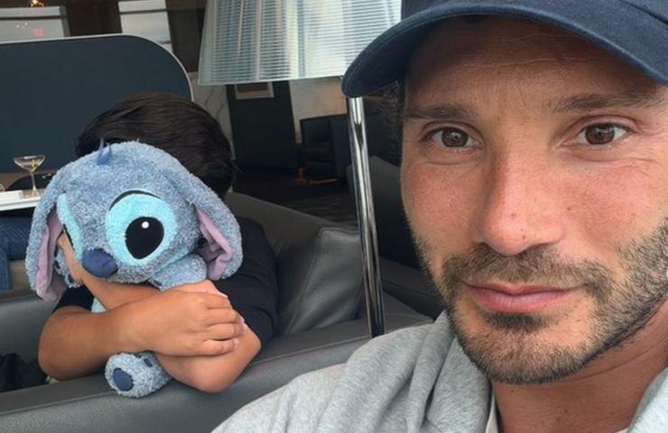 Stefano De Martino con il figlio Santiago.