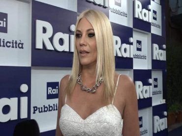 Eleonora Daniele in total white alla presentazione dei palinsesti Rai: torna con “Storie di sera”