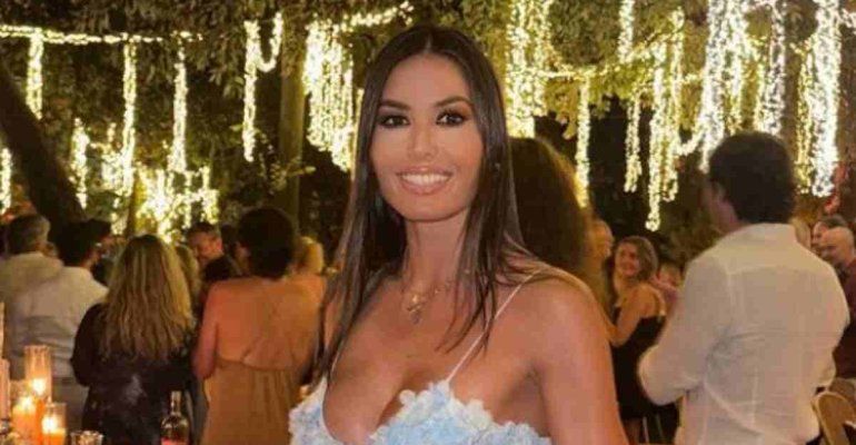 Elisabetta Gregoraci splendida sirena al mare: look total white da urlo – FOTO