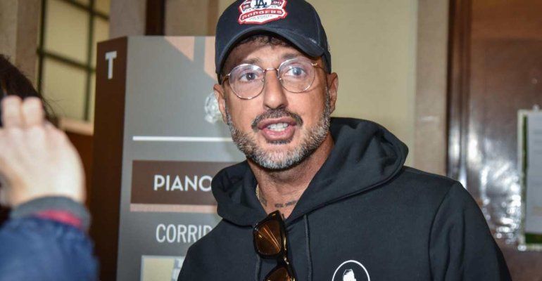 Fabrizio Corona svela il retroscena su Stefano de Martino come conduttore ad Affari Tuoi