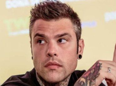 Fedez raggiante in dolce compagnia, ma salta fuori il “terzo incomodo” – FOTO