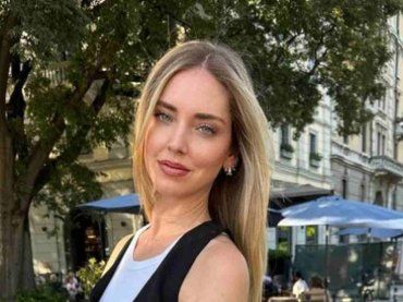 Chiara Ferragni immersa nei vigneti sfoggia un look inedito