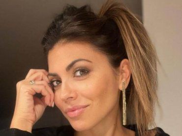 Flora Canto sfoggia il suo look da spiaggia e lancia il sondaggio tra i fan – FOTO