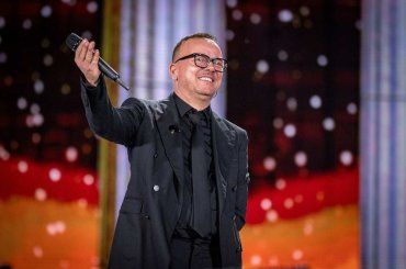 Gigi D’Alessio abbraccia la sua sesta figlia, è nata Ginevra