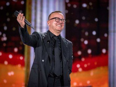 Gigi D’Alessio abbraccia la sua sesta figlia, è nata Ginevra