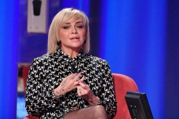 Paola Barale e il suo rapporto con l’età, “Perché dobbiamo sentirci sbagliate?”