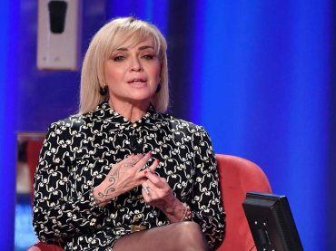 Paola Barale e il suo rapporto con l’età, “Perché dobbiamo sentirci sbagliate?”