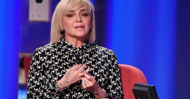 Paola Barale e il suo rapporto con l’età, “Perché dobbiamo sentirci sbagliate?”