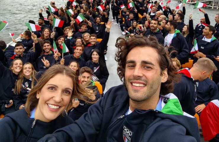 Gianmarco Tamberi con la delegazione italiana alle Olimpiadi.