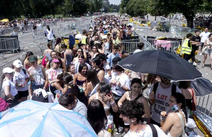 I fan di Taylor Swift in fila a San Siro.