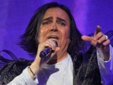 Concerto Renato Zero, due fan a sorpresa nella folla: cos’ha fatto il “Re dei sorcini”